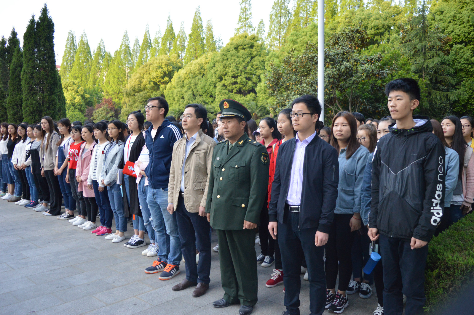 0638太阳集团官网组织学生参加升国旗仪式