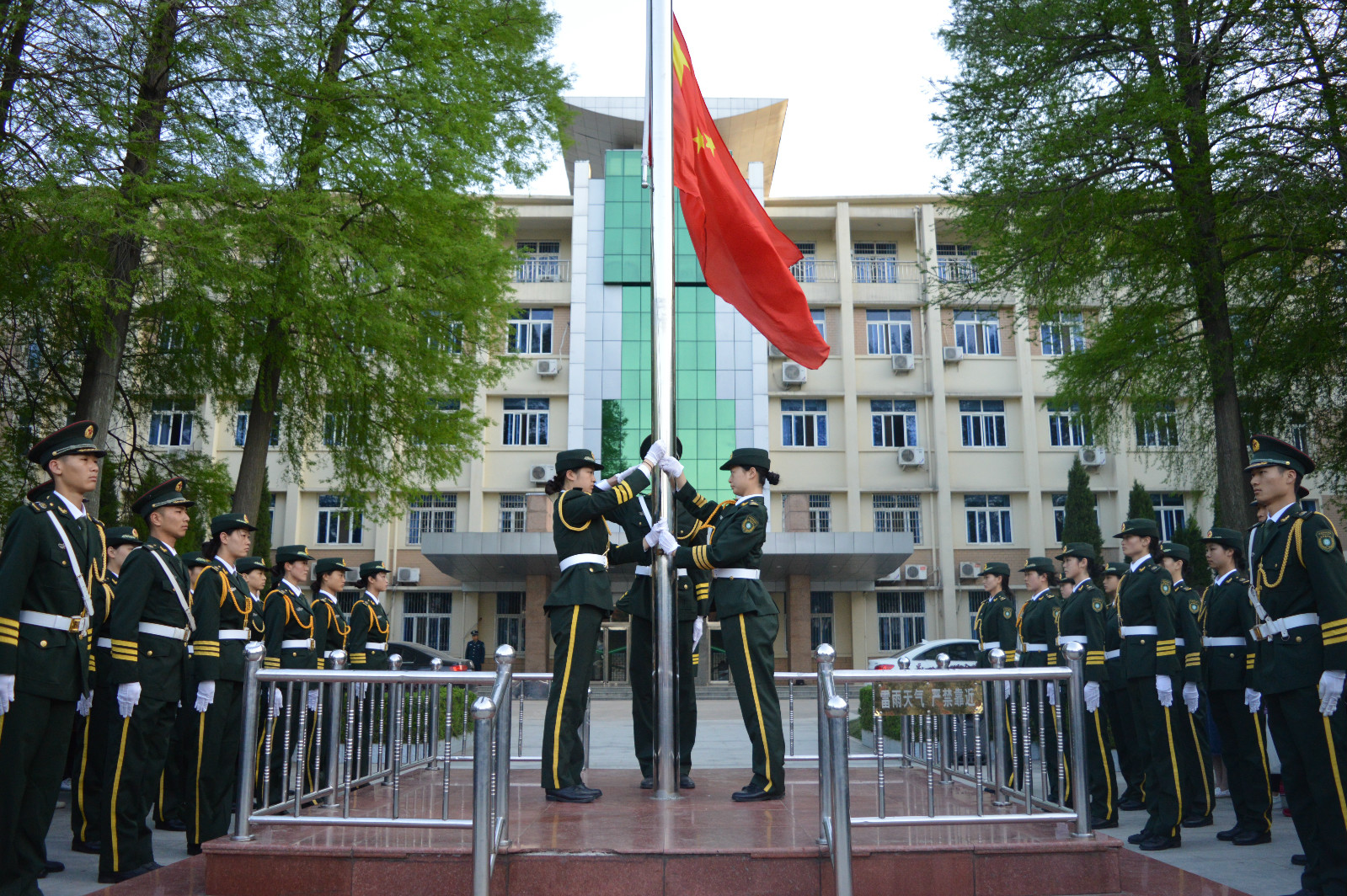 0638太阳集团官网组织学生参加升国旗仪式